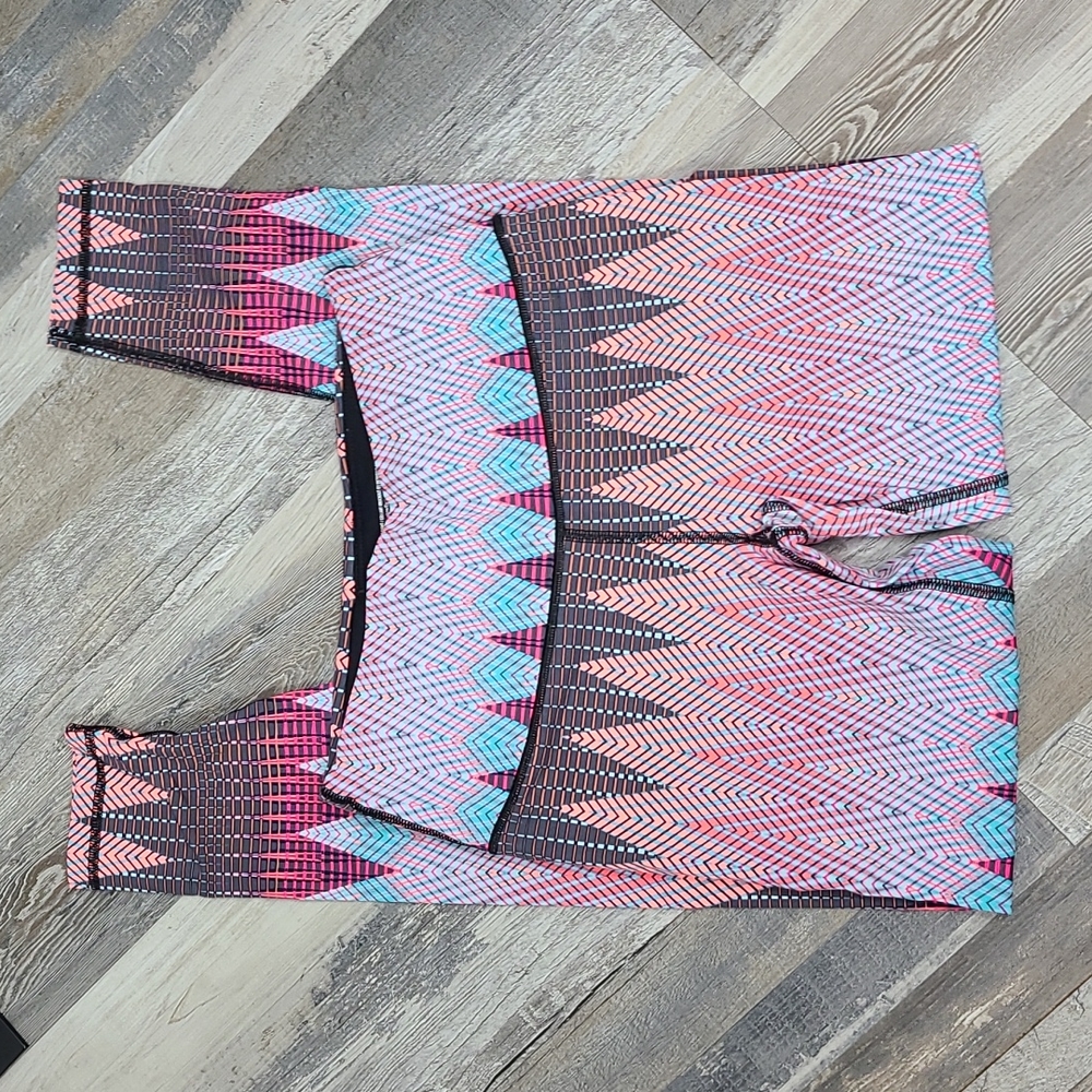 Victoria's Secret VSX Sport Knockout Tight - Geometric 7/8 Leggings - Picture 4 of 8
